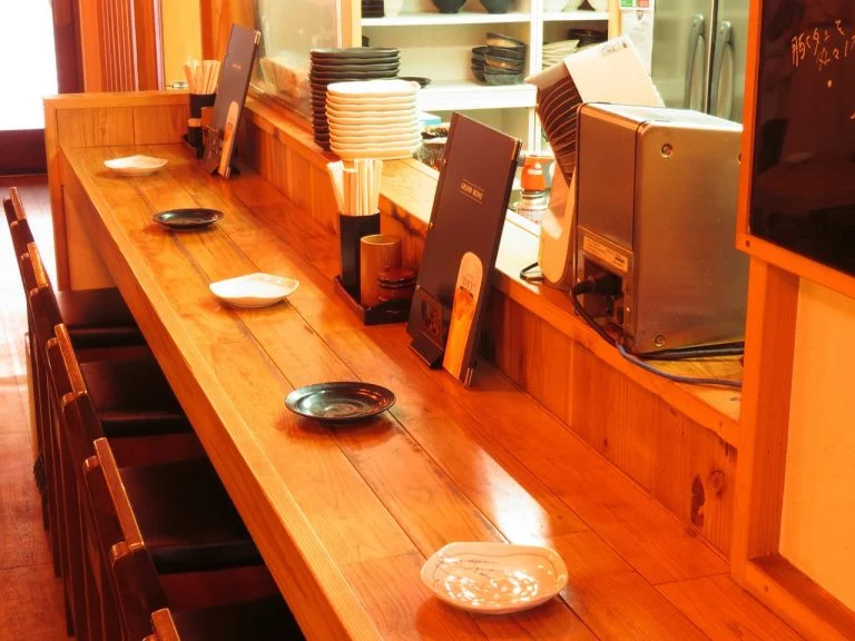 もつ焼こはる 東川口の店内