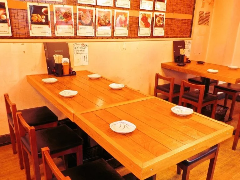 もつ焼こはる 東川口の店内
